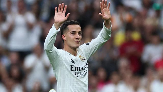 Lucas Vázquez se despide de la afición del Real Madrid en el Santiago Bernabéu.