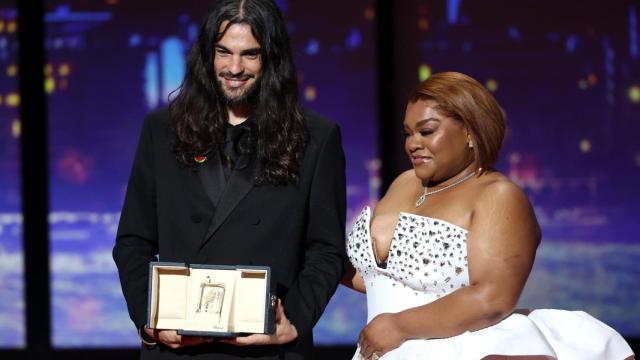 Oliver Laxe con el Gran Premio del Jurado junto a Da'Vine Joy Randolph. Foto: EFE/EPA/MOHAMMED BADRA