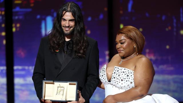 Oliver Laxe con el Gran Premio del Jurado junto a Da'Vine Joy Randolph. Foto: EFE/EPA/MOHAMMED BADRA