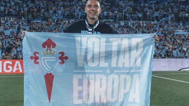 Iago Aspas posa con una bandera.