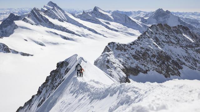Dos escaladores en los Alpes berneses, en Suiza.