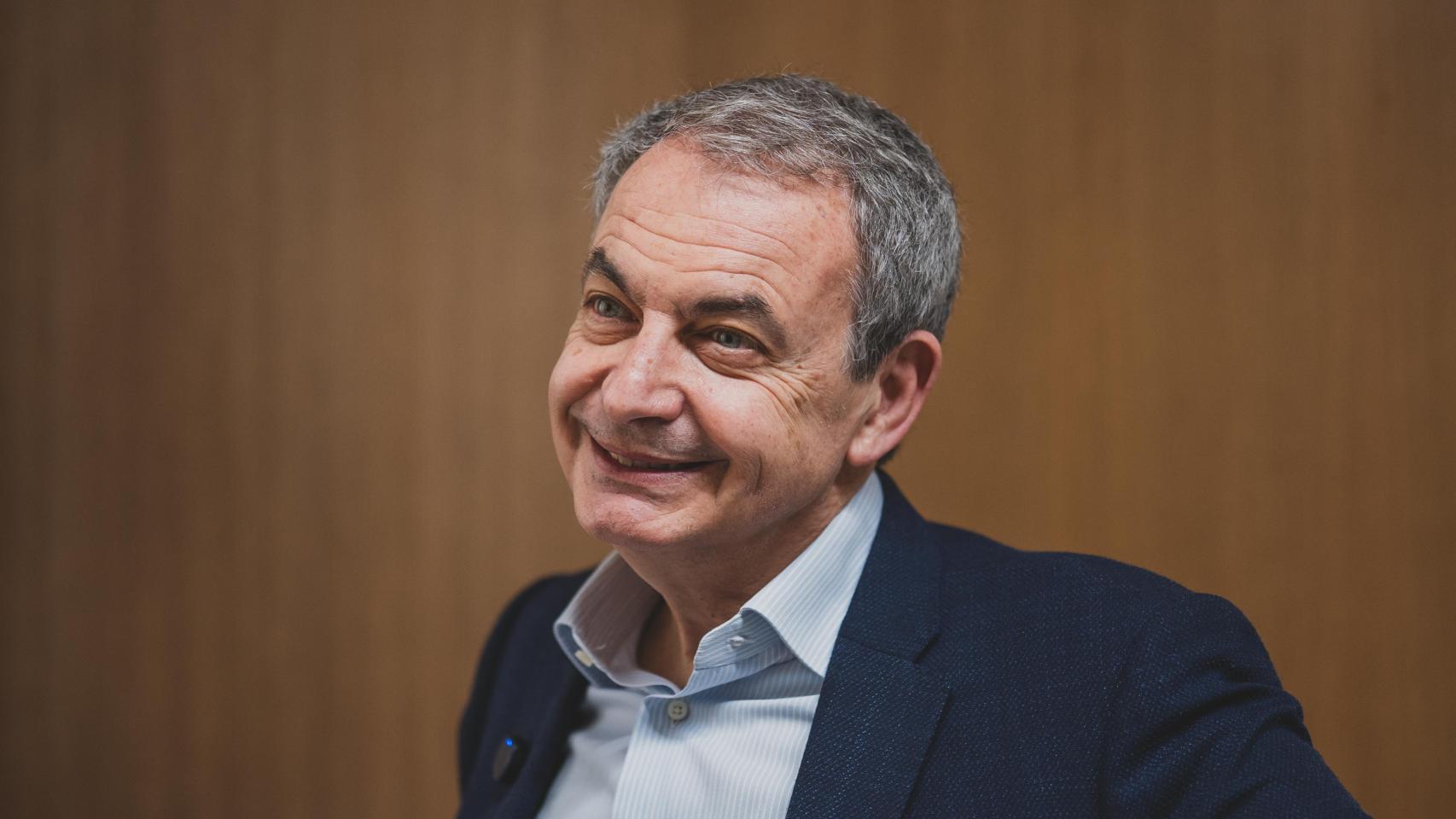 El que fuera presidente del Gobierno, José Luis Rodríguez Zapatero, nos recibe en su despacho para hablar sobre feminismo y las mujeres de su vida.