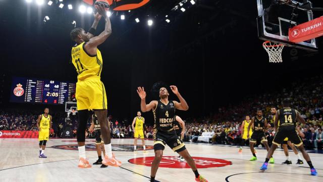 Nigel Hayes lanza a canasta.