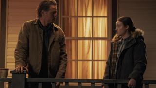 Pedro Pascal y Bella Ramsey (Joel y Ellie) durante una escena de la segunda temporada de The Last of Us.