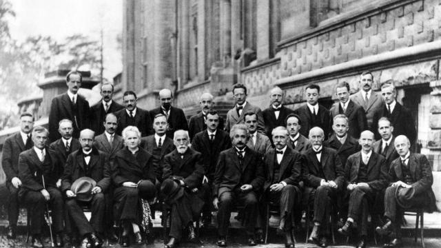 Foto de familia del congreso Solvay de 1927. Entre ellos, Schrödinger, Pauli, Heisenberg, Dirac, Bohr, Planck y Einstein