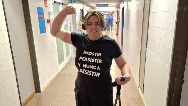 Iara Mantiñán posando en el hospital San Carlos de Madrid