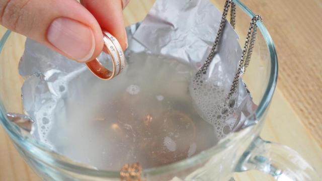 Imagen de limpieza de joyas de oro y plata.