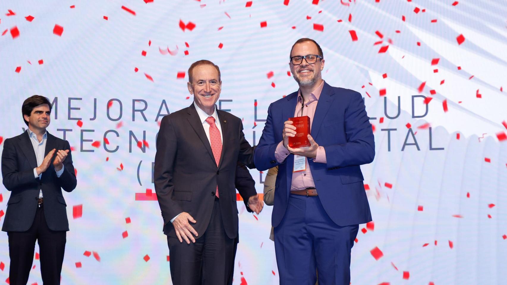Luis Santiago, CEO y cofundador de PEGASI, recoge el premio a la Mejora de la Salud y Tecnología Digital (e-Health) en los Premios Fundación MAPFRE a la Innovación Social.