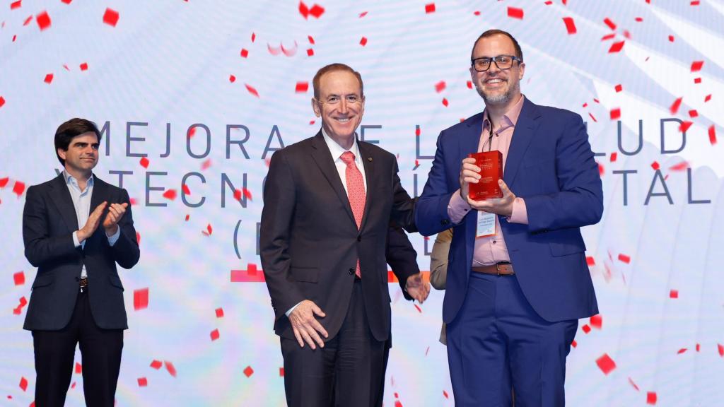 Luis Santiago, CEO y cofundador de PEGASI, recoge el premio a la Mejora de la Salud y Tecnología Digital (e-Health) en los Premios Fundación MAPFRE a la Innovación Social.