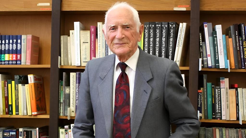 John Scharffenberg, médico de 102 años.