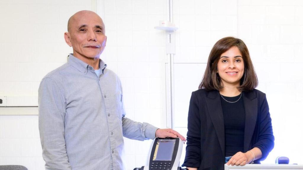 El profesor Manabu T. Nakamura y la investigadora Nouf W. Alfouzan. Fred Zwicky / Universidad de Illinois.