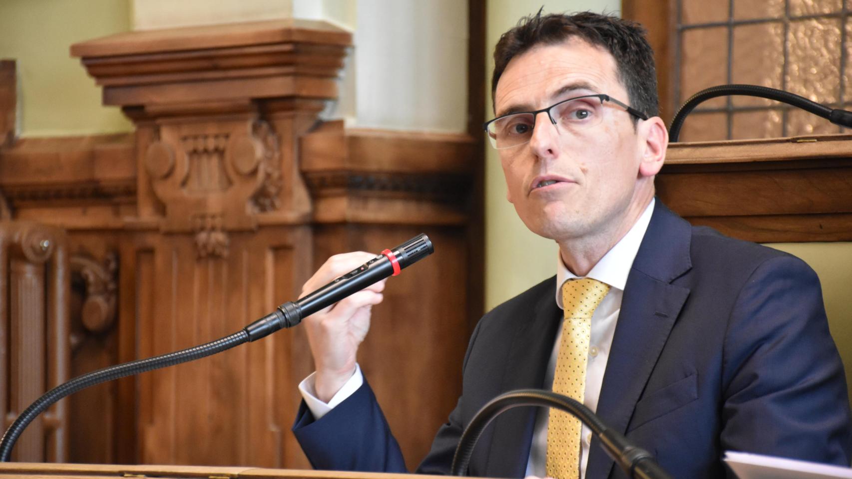 El portavoz del PSOE, Pedro Herrero, durante un pleno del Ayuntamiento de Valladolid