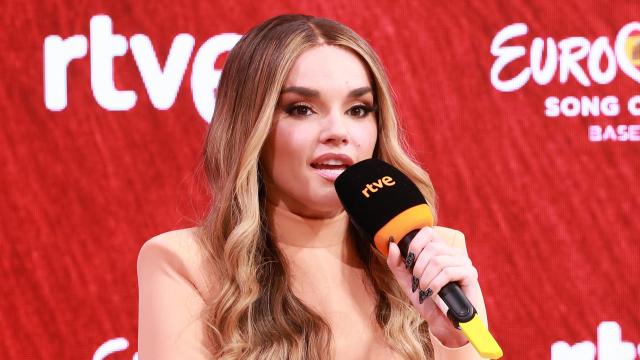 Melody durante la rueda de prensa post-Eurovisión en los estudios de TVE en Prado del Rey.
