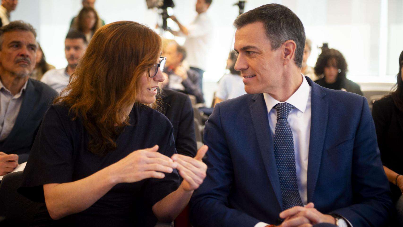 El presidente del Gobierno, Pedro Sánchez, junto a la ministra de Sanidad, Mónica García.