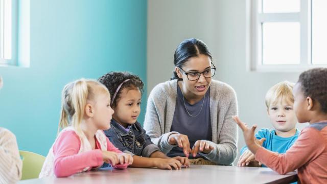 Un grupo de alumnos en clase con su maestra.