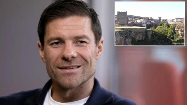 Xavi Alonso junto a una imagen de Ágreda (Soria)