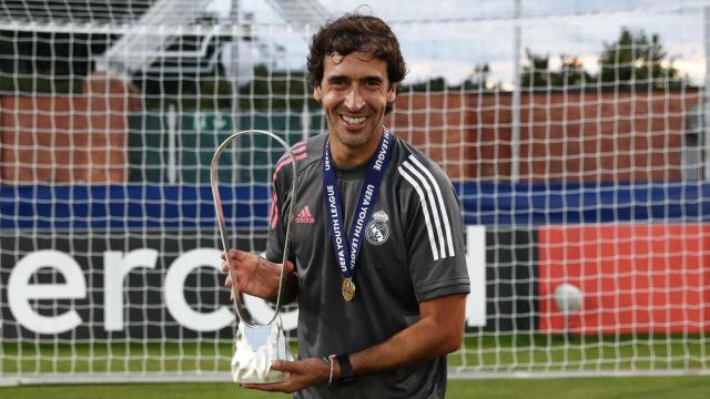 Raúl, con el trofeo de la Youth League