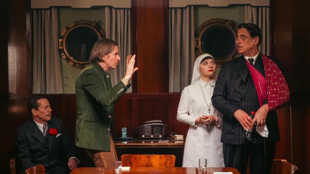 Wes Anderson da instrucciones a Mia Threapleton y Benicio del toro durante el rodaje de la película