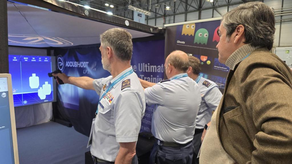 Tres generales del Ejército del Aire y Aeroespacial prueban la galería de tiro con 'machine learning' y visión computerizada exhibida en Feindef.