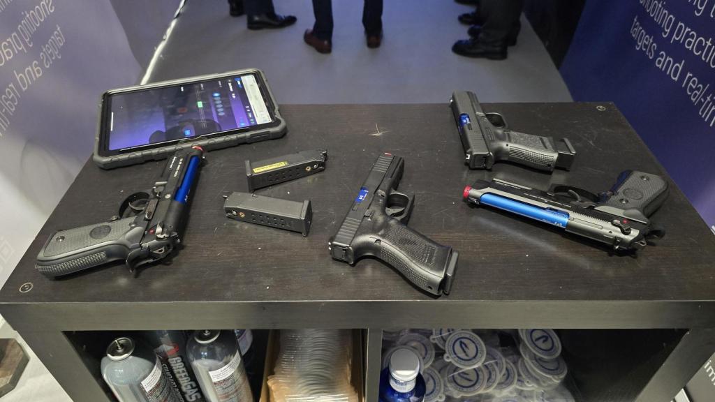 Pistolas láser utilizadas para la demostración en IFEMA durante Feindef.