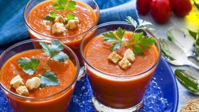 Imagen de tres vasos de gazpacho.