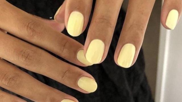 Manicura butter nails.