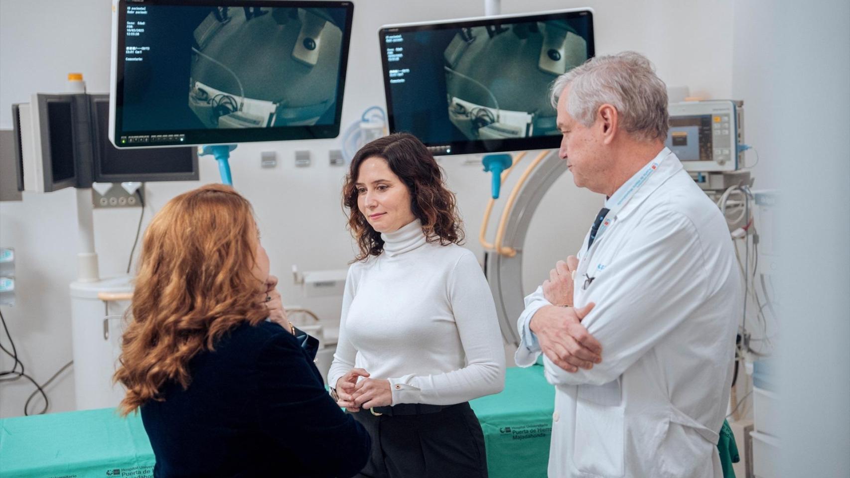 La presidenta de la Comunidad de Madrid, Isabel Díaz Ayuso, durante la visita a la nueva Unidad de Endoscopia de Digestivo del Hospital público Universitario Puerta de Hierro Majadahonda.