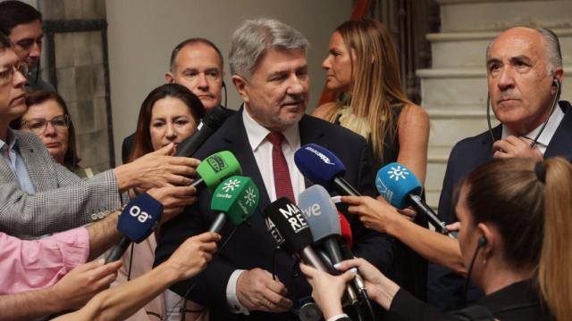 El presidente de la delegación de la Comisión de Peticiones del Parlamento Europeo (PETI), Bogdan Rzonca, en el Ayuntamiento de Algeciras.