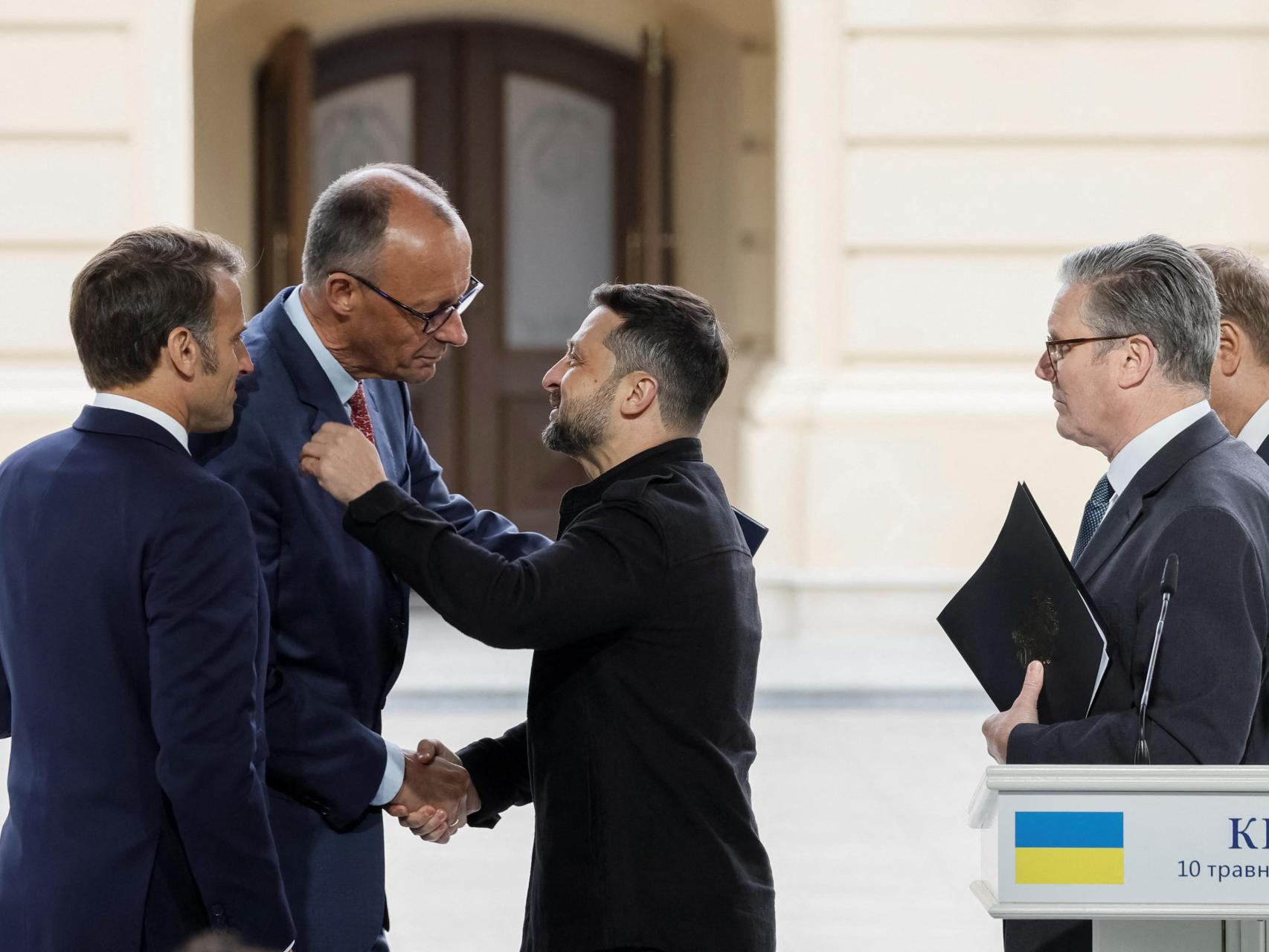 El presidente de Ucrania, Volodímir Zelenski, estrecha la mano del canciller alemán Friedrich Merz, en Kyiv, Ucrania, el 10 de mayo de 2025.