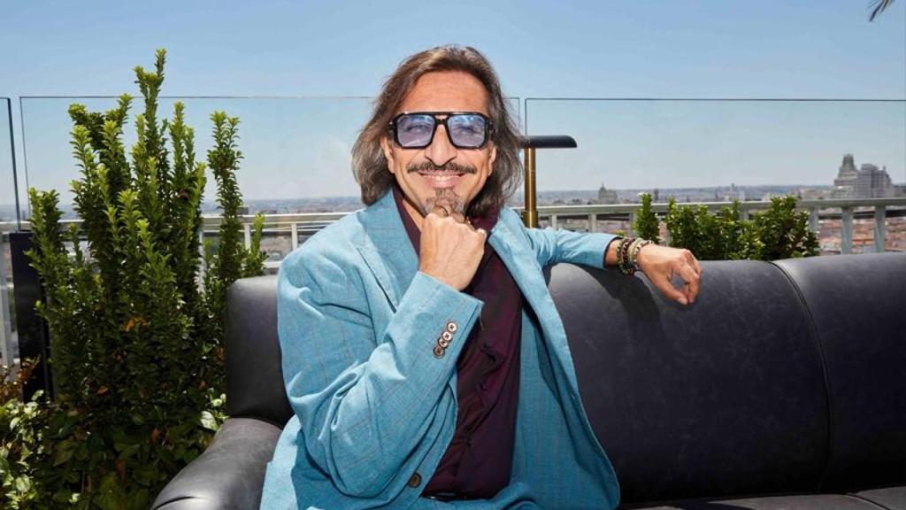 Antonio Carmona, embajador de Citroën, posando junto al nuevo modelo de la marca, Citroën C4.