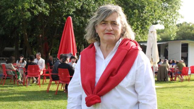 Tita frente a su Chiringuito 1992 en Cecebre.