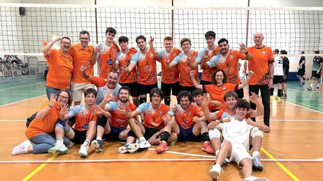 Foto de familia del equipo masculino de vóley Fabraquer.