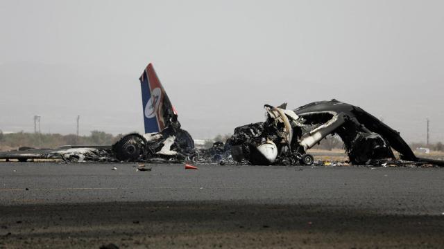 Los misiles israelíes han destruido un avión supuestamente utilizado por los hutíes.