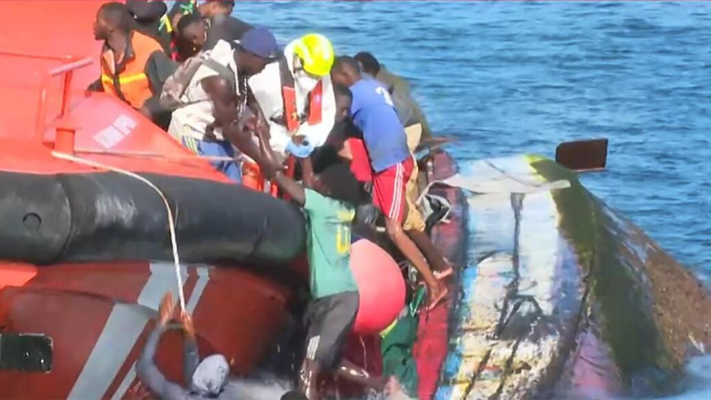 Momento en el que varias personas son rescatadas en el puerto de La Restinga, en El Hierro.