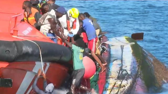 Momento en el que varias personas son rescatadas en el puerto de La Restinga, ayer en El Hierro./