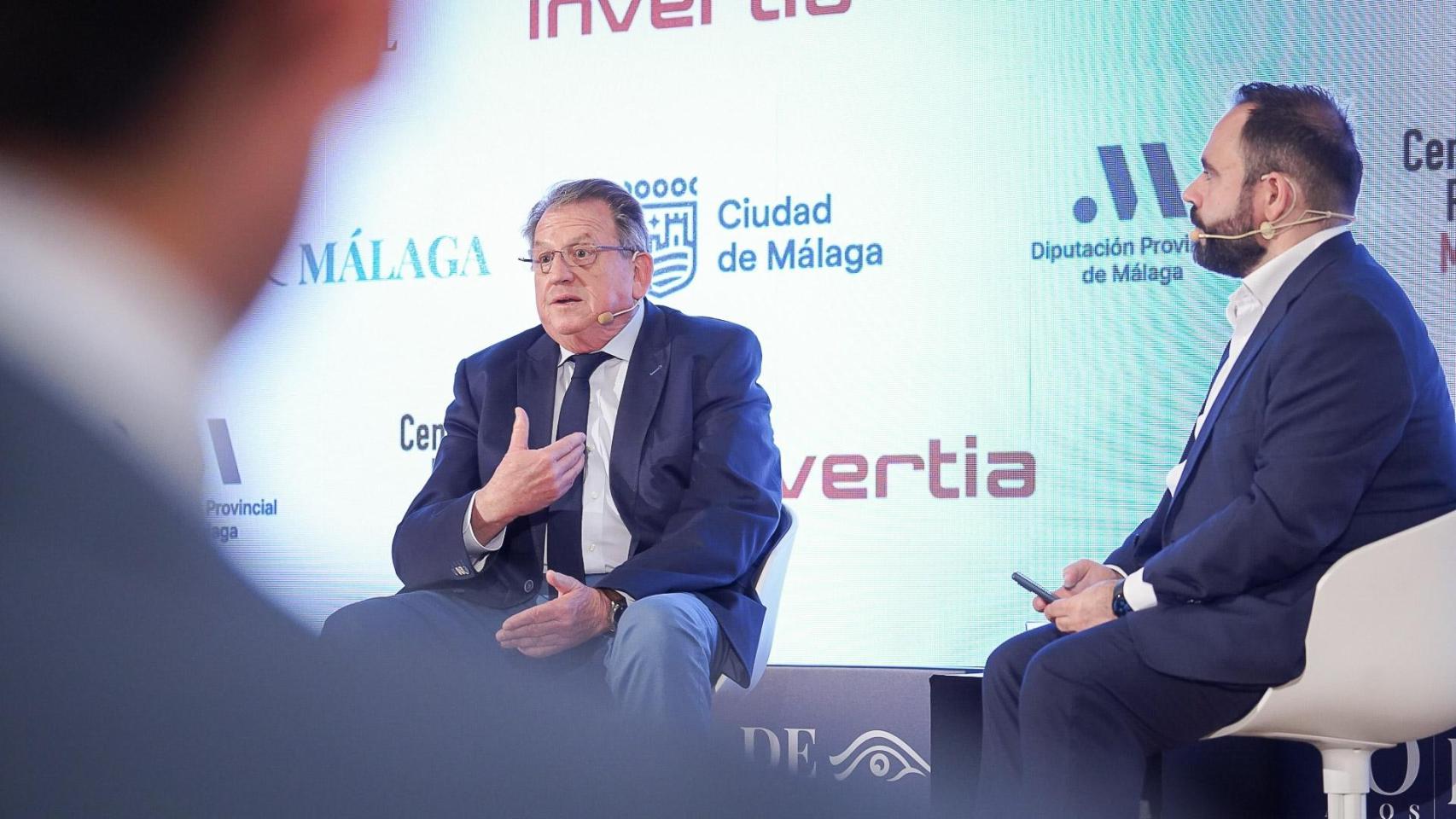 Juan de Dios Jiménez, rector de UTAMED, y Eduardo Ortega, redactor jefe de EL ESPAÑOL-Invertia.