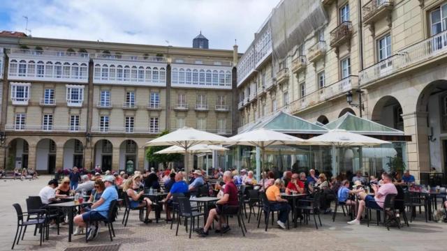 Turistas en terrazas de A Coruña.