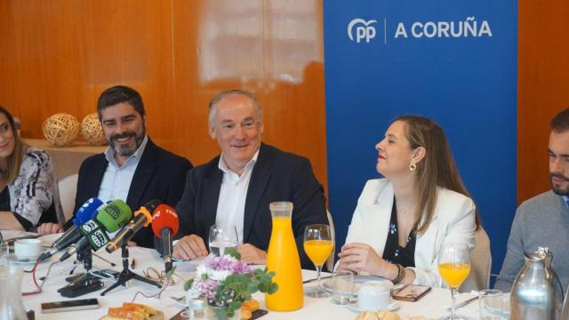 Miguel Lorenzo, en el centro, en la presentación del balance del mandato de Inés Rey.
