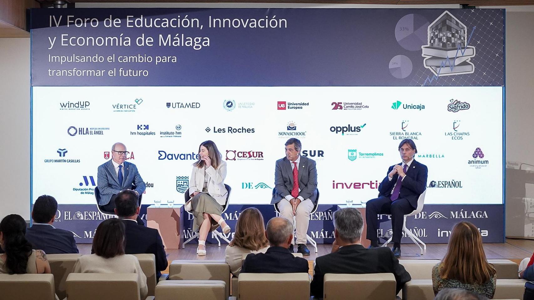 Pedro Mercado, rector de la Universidad de Granada; Andrea Jiménez, redactora de EL ESPAÑOL de Málaga; Teodomiro López, rector de la Universidad de Málaga, y Francisco Oliva, rector de la Universidad Pablo de Olavide.