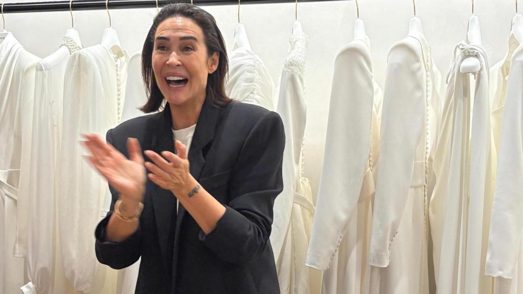 Vicky Martín Berrocal, emocionada, tras recibir un aplauso de sus invitadas.