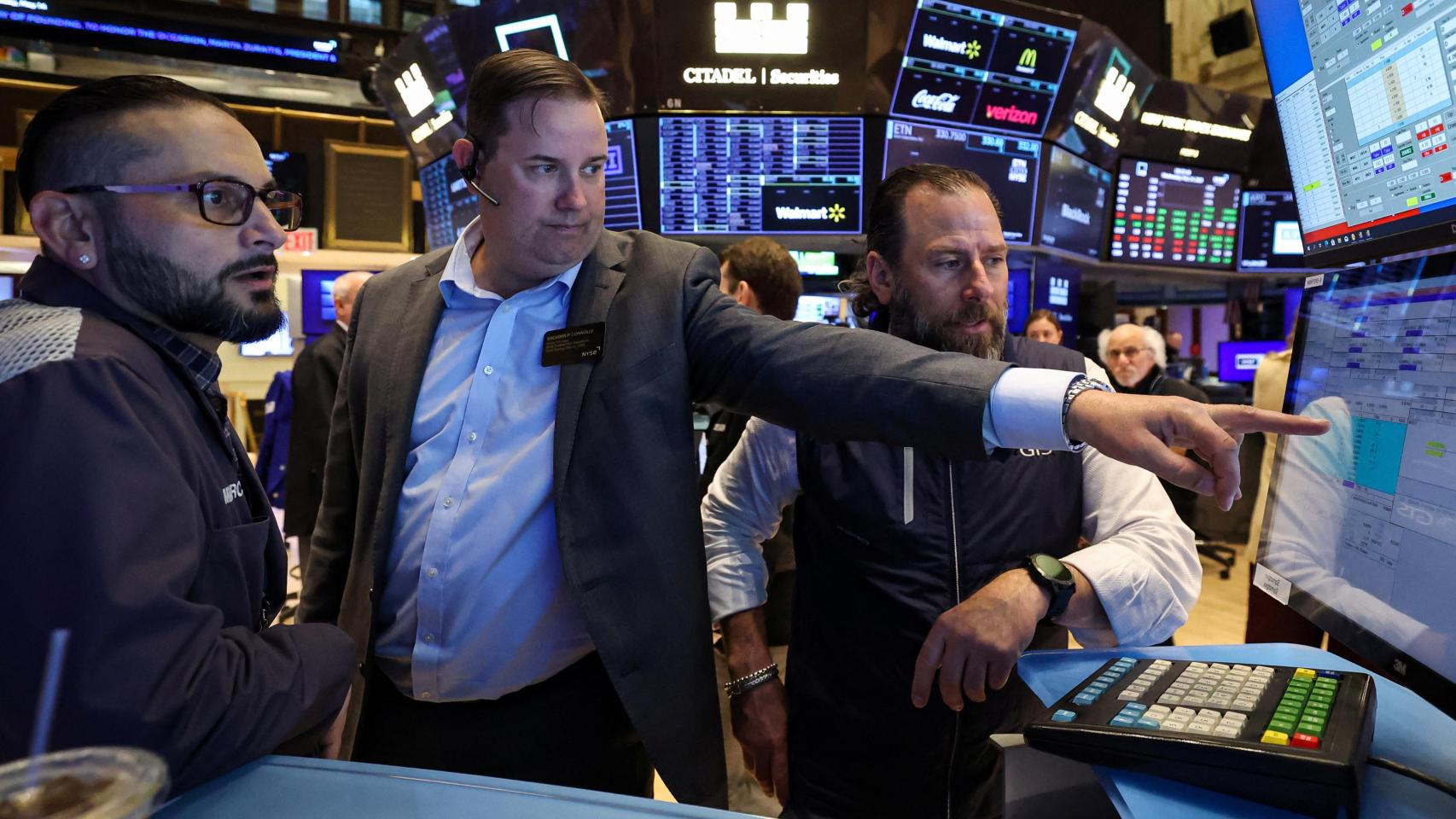 Varios operadores trabajan en el parqué de la Bolsa de Nueva York.