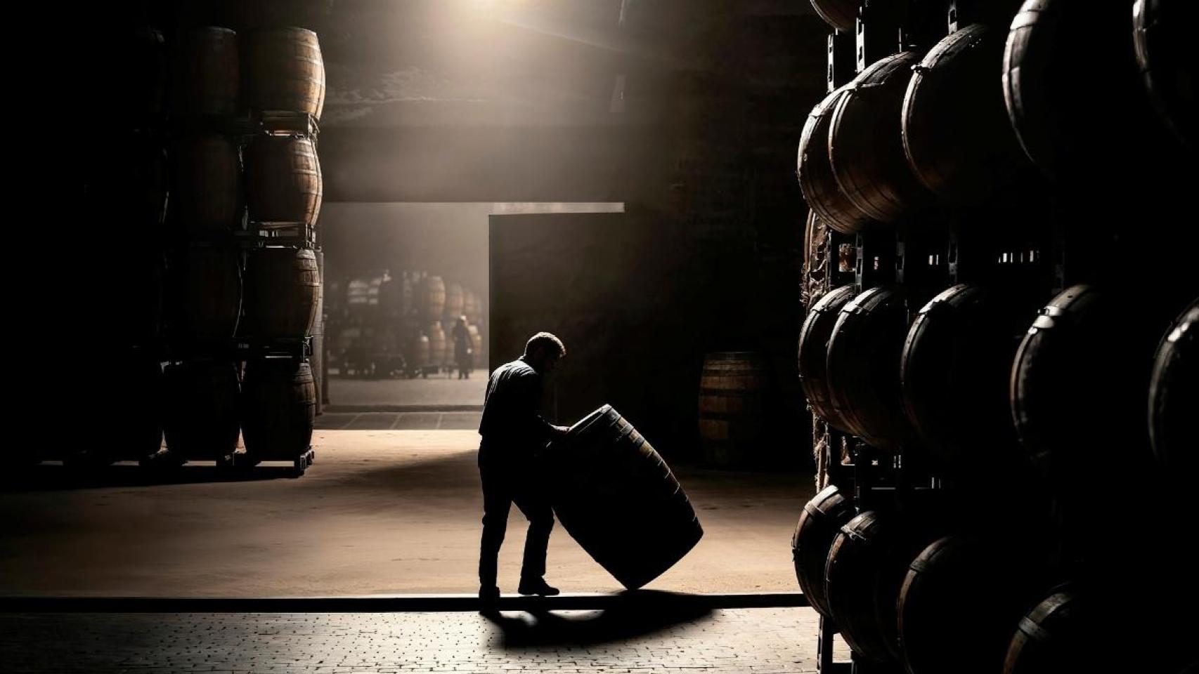 Imagen de un trabajador en un parque de barricas.