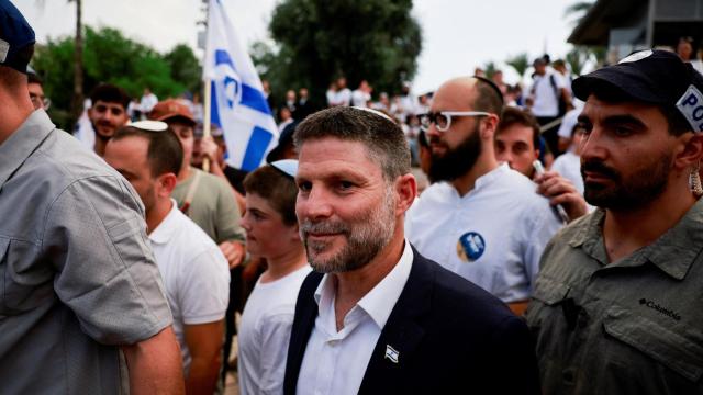 El ministro de Finanzas de Israel, Bezalel Smotrich, se dirige a visitar la Puerta de Damasco de la Ciudad Vieja de Jerusalén, mientras los israelíes celebran el Día de Jerusalén, el 26 de mayo de 2025.