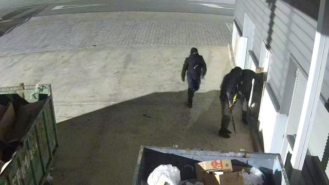 La captura de las cámaras de seguridad con el asalto de los sospechosos.