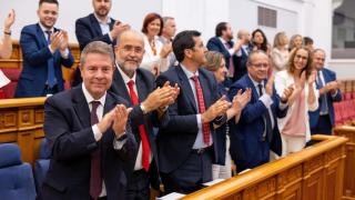 La bancada socialista aplaude la aprobación del proyecto de reforma en las Cortes regionales.