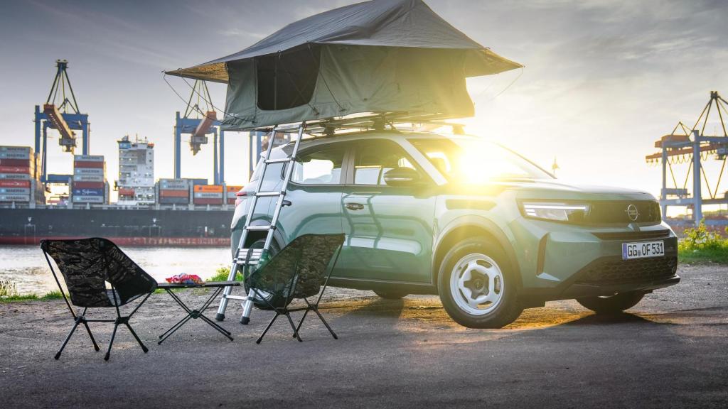 Opel Frontera con tienda de campaña en el techo