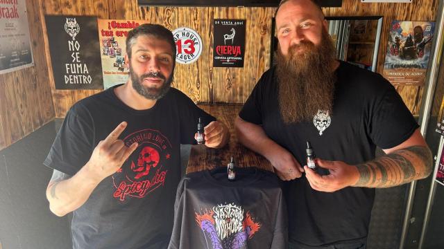 Responsables de Sköl y Factoría do Lume con la salsa.