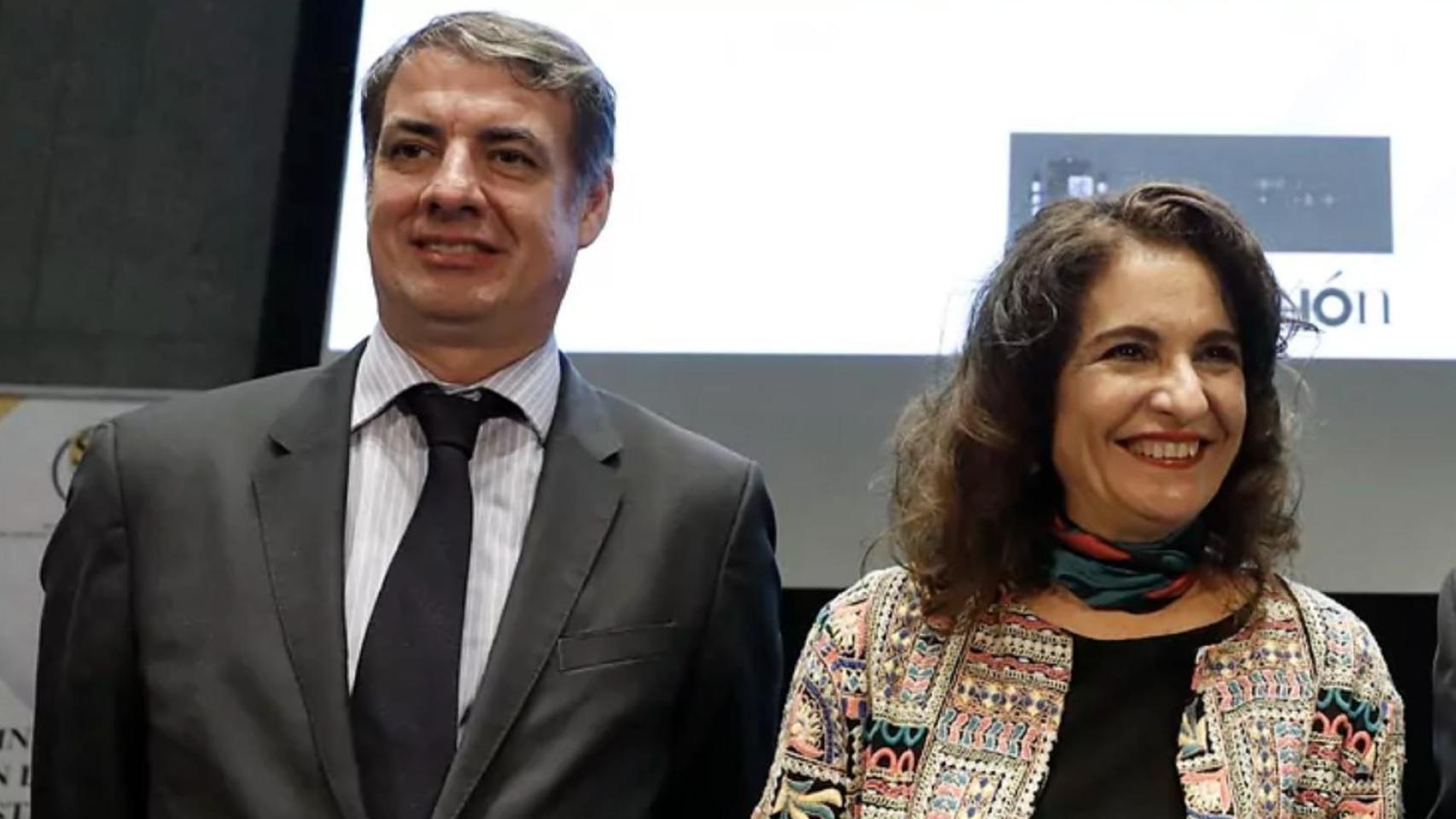 El expresidente de la Sepi, Vicente Fernández Guerrero, junto a la vicepresidenta del Gobierno, María Jesús Montero, en un acto en la Fábrica de Moneda y Timbre en 2018.