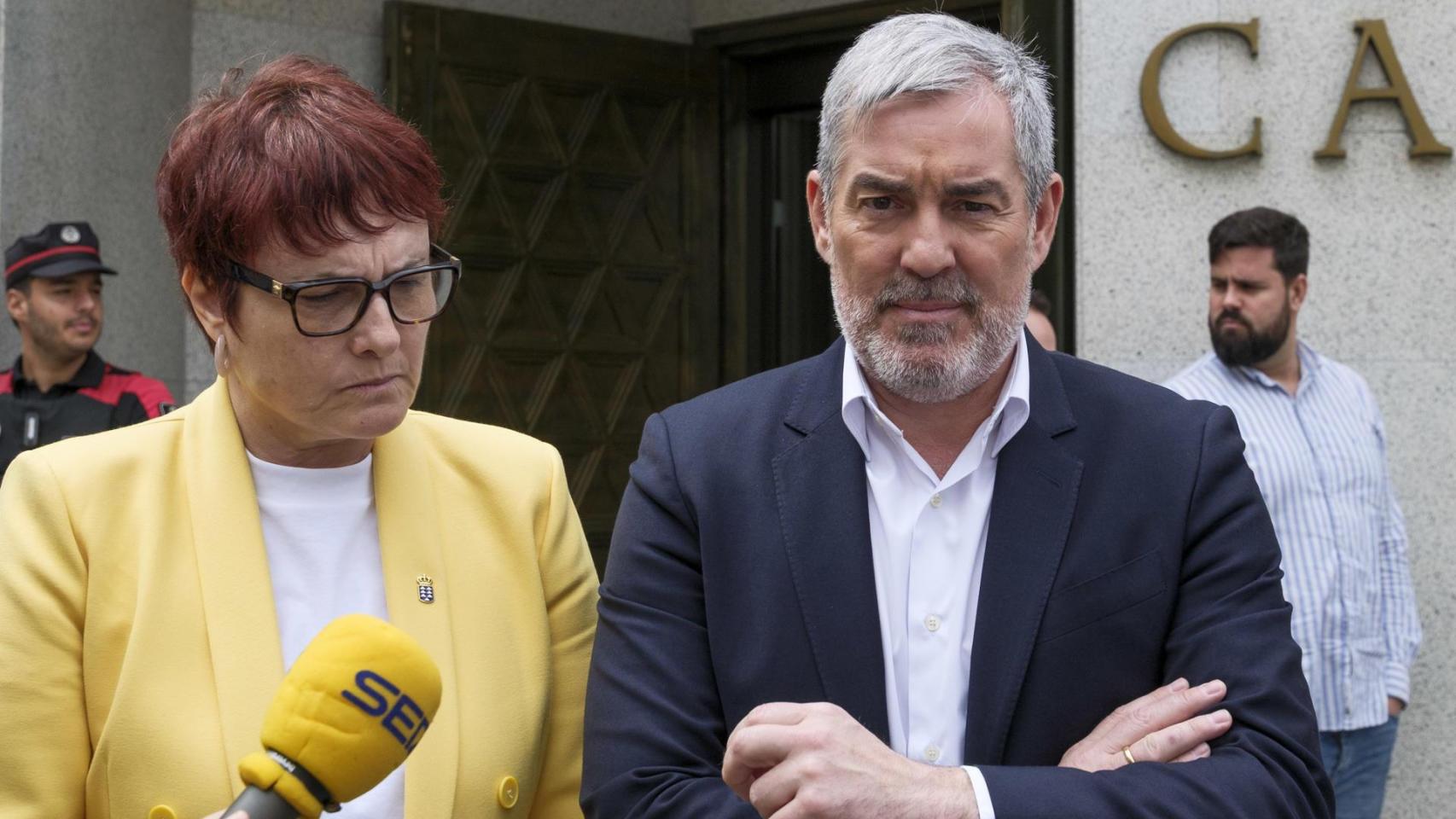 El presidente del Gobierno canario, Fernando Clavijo, junto a su consellera de Bienestar, Candelaria Delgado, este jueves tras el minuto de silencio por las cuatro mujeres y tres niñas que murieron el miércoles en El Hierro al volcar su cayuco.