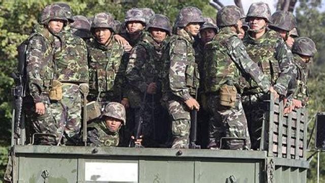 Soldados tailandeses se dirigen al templo de Preah Vihear  en una imagen de archivo.